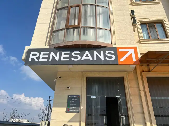 RENESANS: световой короб на фасаде филиала и матовая плёнка с логотипом на стеклянных дверях