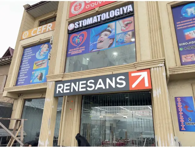 RENESANS: вывеска с логотипом-стрелкой на фасаде