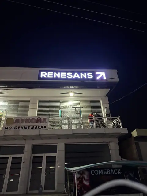 RENESANS: световая вывеска на фасаде здания