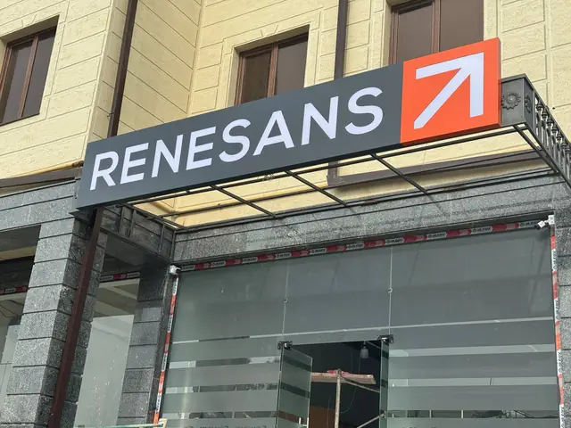 RENESANS: вывеска над входом с козырьком и матовая плёнка с логотипом на витраже
