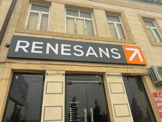 RENESANS: световая вывеска-короб на фасаде микрофинансовой организации