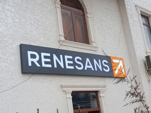 RENESANS: световой короб на фасаде филиала