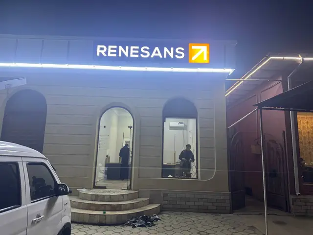 RENESANS: световая вывеска на фасаде филиала Paxtachi, оклейка арочных окон, информационный стенд и логотип на стеклянной перегородке