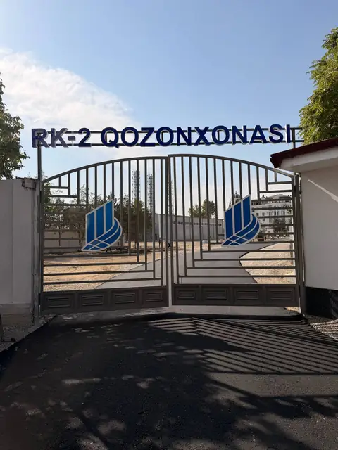 RK-2 Qozonxonasi: объёмные буквы на каркасе над въездными воротами и логотипы на створках