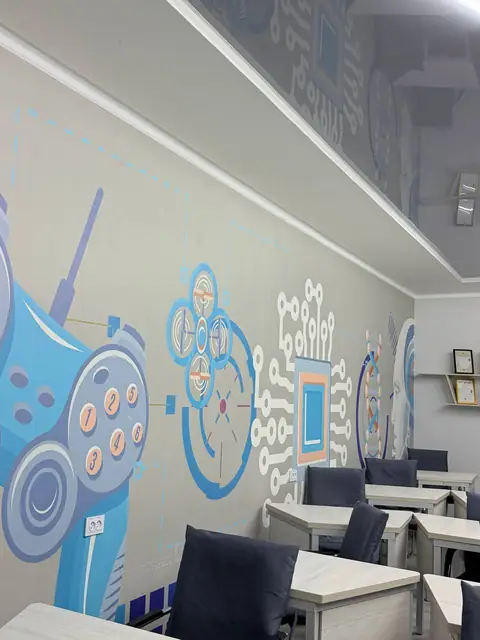 ROBOTICS CLASS: интерьерное оформление учебного класса: настенная графика, логотип, шестигранные светильники