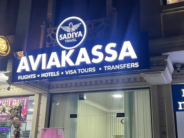 SADIYA Travel AVIAKASSA: световой короб с объёмными буквами на фасаде и световой пилон-указатель