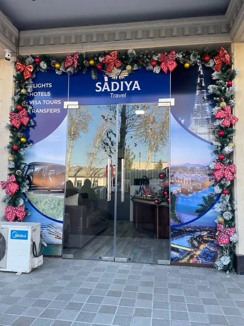 SADIYA Travel: оклейка стеклянного входа турагентства и новогодний декор