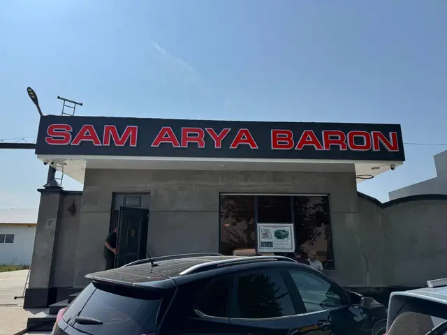 SAM ARYA BARON: объёмные буквы на чёрном фризе над зданием