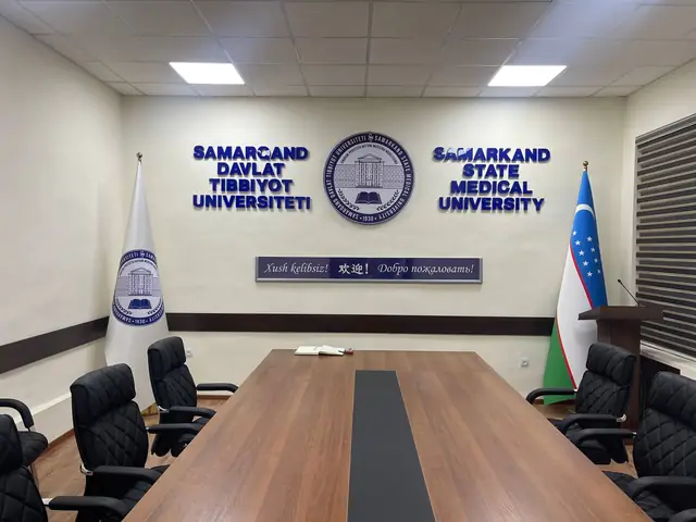 Samarqand Davlat Tibbiyot Universiteti: интерьерные объёмные буквы и круглый логотип в зале заседаний