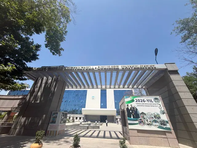 Samarqand davlat arxitektura-qurilish universiteti: объёмные буквы на въездной арке, золотые буквы на граните, эмблема и буквы на общежитии