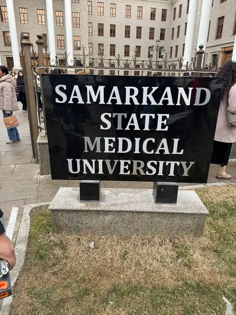 SAMARQAND DAVLAT TIBBIYOT UNIVERSITETI: входные стелы из камня с объёмными металлическими буквами