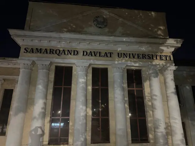 SAMARQAND DAVLAT UNIVERSITETI: объёмные буквы на фронтоне исторического корпуса с колоннами