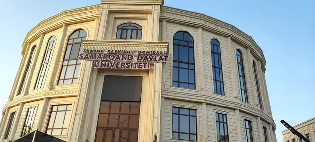 Sharof Rashidov nomidagi Samarqand davlat universiteti: объёмные буквы на фасаде главного корпуса университета
