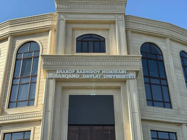 SHAROF RASHIDOV NOMIDAGI SAMARQAND DAVLAT UNIVERSITETI: объёмные буквы над входом в корпус университета