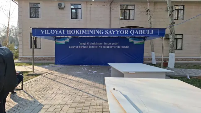 VILOYAT HOKIMINING SAYYOR QABULI: шатёр-конструкция с баннером для выездного приёма