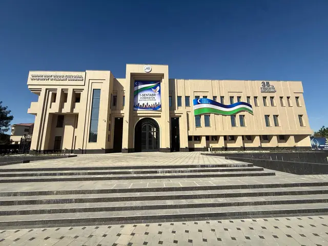 1-SENTABR — O‘zbekiston mustaqillik bayrami: праздничный баннер, объёмный флаг и буквы «35 yil» на фасаде