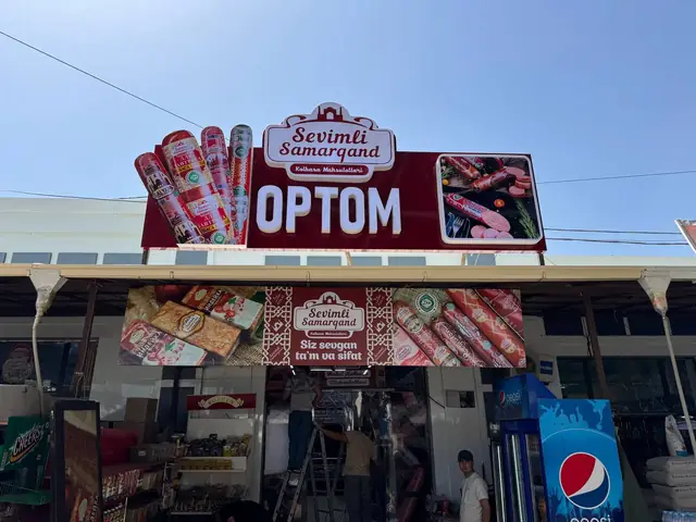 Sevimli Samarqand OPTOM: крышная вывеска с объёмными элементами, фигурный лайтбокс в интерьере и оформление магазина
