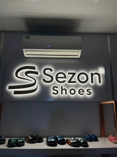 Sezon Shoes: интерьерная вывеска с контражурной подсветкой в обувном магазине