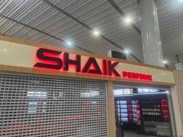 SHAIK PERFUME: объёмные буквы с контражурной красной подсветкой
