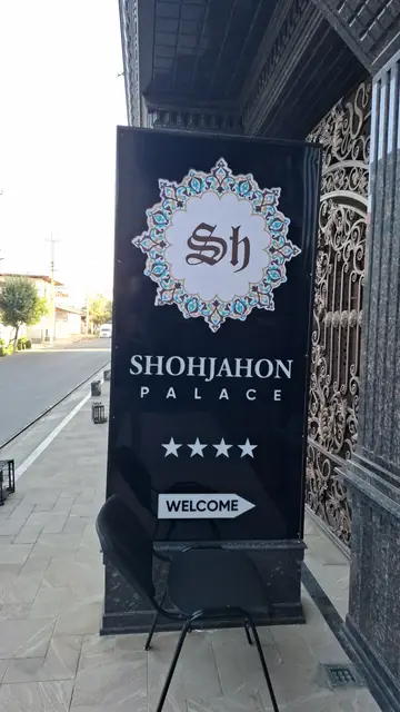 SHOHJAHON PALACE: пилон-указатель у входа в отель