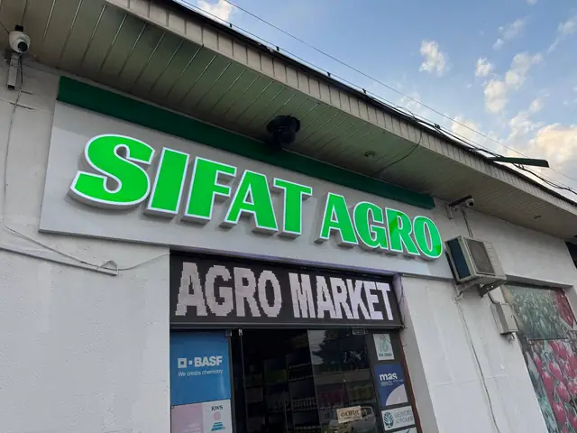 SIFAT AGRO: объёмные световые буквы на фасаде магазина и бегущая строка над входом