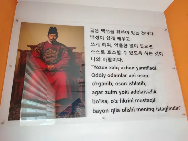 Silk Road Akademiyasi: интерьерное оформление учебного центра: соты с логотипами вузов, акриловые панели с портретом и цитатами, объёмные надписи на стенах