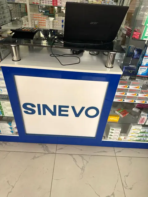SINEVO: брендированная стойка с лайтбоксом в аптеке