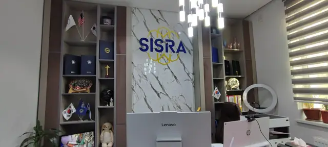 SISRA: логотип с объёмными буквами на стене ресепшена