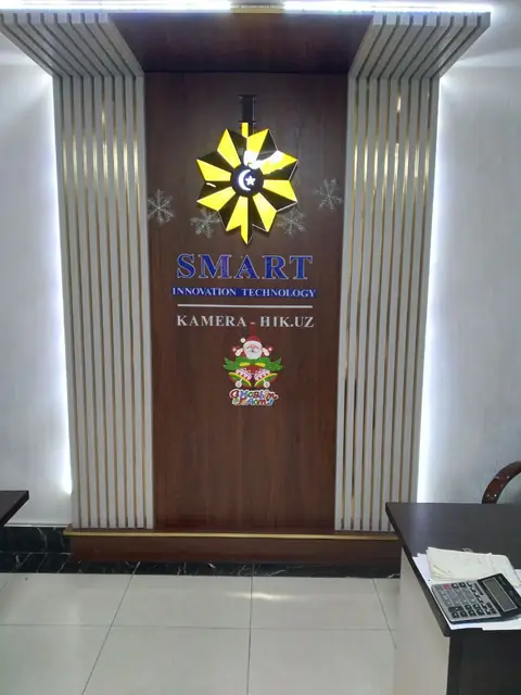 SMART · KAMERA-HIK.UZ: интерьерная стена ресепшен: световой логотип и объёмные буквы