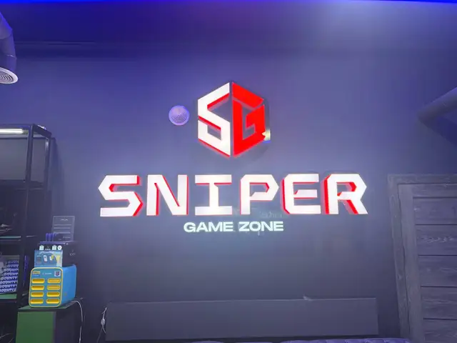Sniper Game Zone: световые буквы и логотип на фасаде, неоновые вывески VIP и PREMIUM в зале