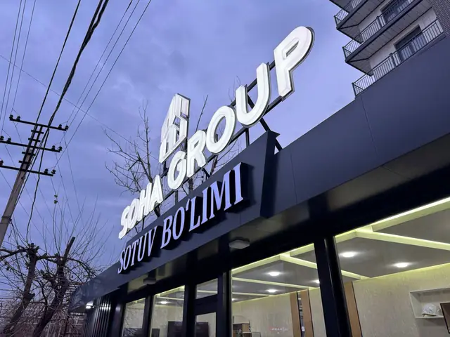 SOHA GROUP: крышные световые буквы «SOHA GROUP» и вывеска «Sotuv bo‘limi» отдела продаж