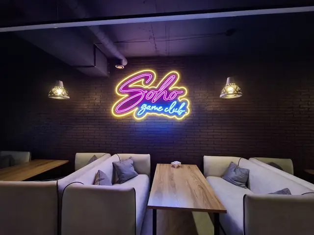 Soho game club: неоновые вывески и неоновое оформление игрового клуба
