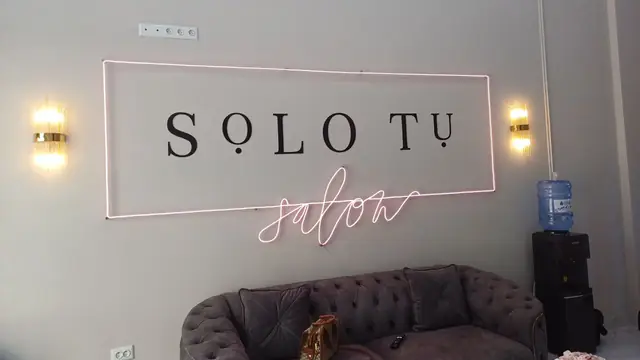 SOLO TU salon: интерьерная вывеска: объёмные буквы, неоновая рамка и неоновая надпись