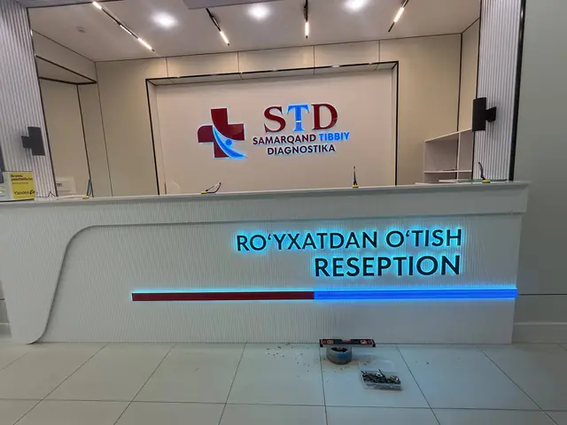 STD Samarqand Tibbiy Diagnostika: интерьерные буквы и логотип с контражурной подсветкой, неоновое панно, подсвеченная надпись на ресепшене