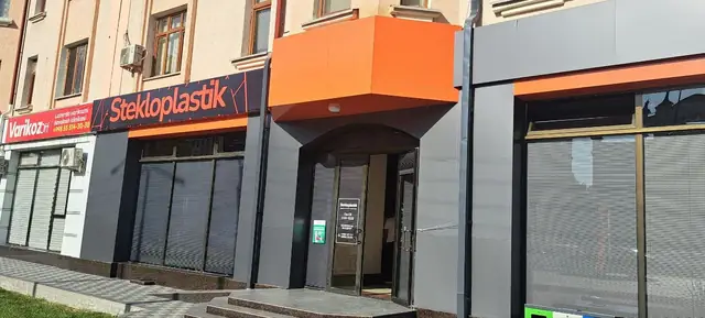 Stekloplastik: облицовка фасада композитом с козырьком и вывеской
