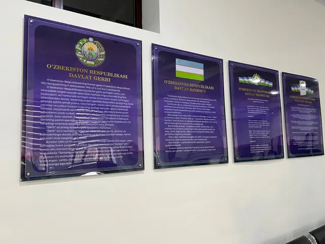 Стенды государственной символики: стенды с гербом, флагом и гимном, портрет и цитата из золотых букв