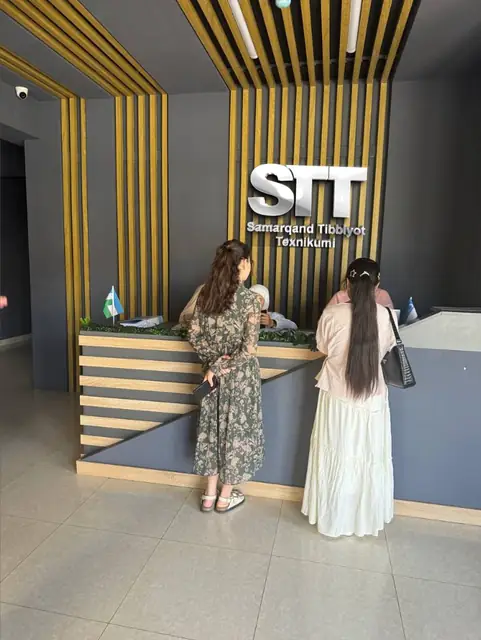 STT Samarqand Tibbiyot Texnikumi: объёмные буквы на реечной стене ресепшена
