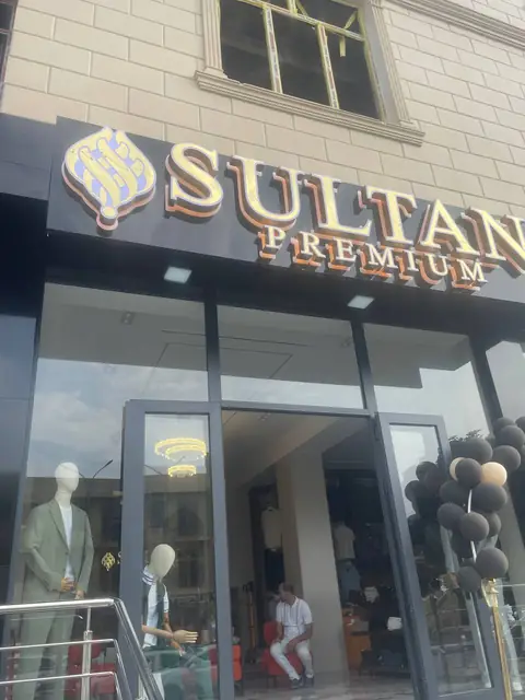 SULTAN PREMIUM: объёмные буквы на фасаде и логотип на стеновой панели в зале
