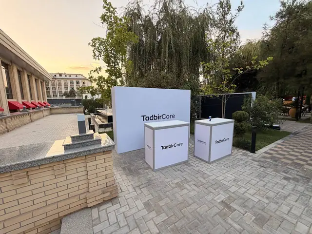 TadbirCore: пресс-волл и брендированные промостойки для делового мероприятия