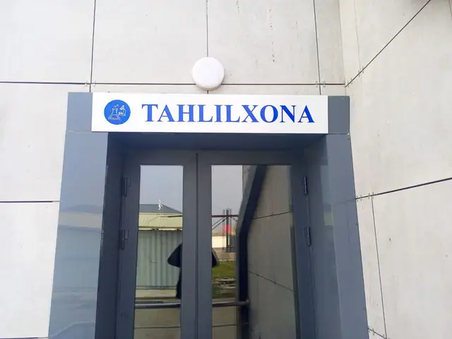 TAHLILXONA: вывеска над входом и таблички-навигация в лаборатории