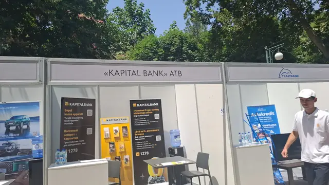 Talaba Expo: выставочные стенды банков и входная арка на ярмарке вакансий