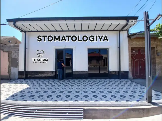STOMATOLOGIYA · TITANIUM dental estetic: объёмные буквы на фасаде стоматологии