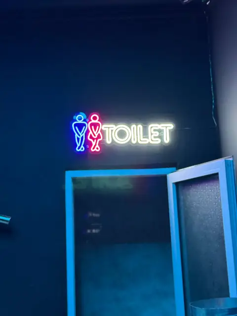 TOILET: неоновая вывеска над дверью санузла