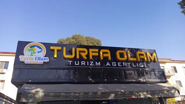 TURFA OLAM: вывеска турагентства с объёмными буквами, световой логотип в интерьере, логотип на панно из мха, лайтбокс «Turizm agentligi»