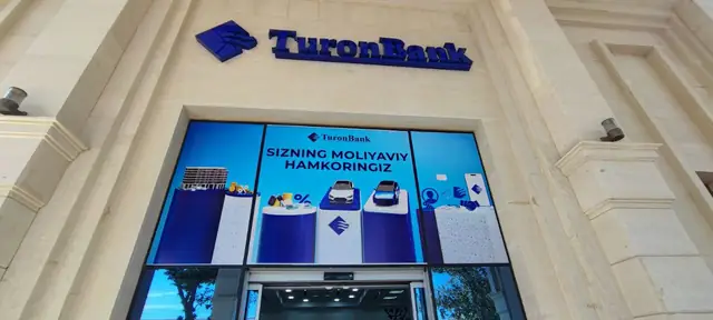 TuronBank: объёмные буквы с логотипом на фасаде отделения, оклейка витражей и штендер