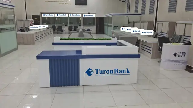 TuronBank: интерьер банка: логотипы на стойках, настольные таблички, световой короб платёжных систем, карта Узбекистана с контражурной подсветкой