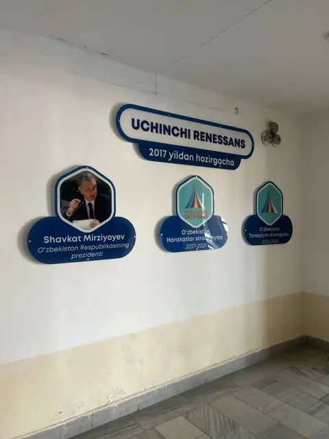 UCHINCHI RENESSANS: фигурные стенды и акриловые таблички с цитатами в коридорах