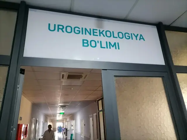 UROGINEKOLOGIYA BO‘LIMI: световые короба-указатели отделений над входами в коридоры больницы