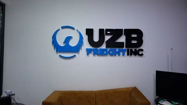 UZB FREIGHT INC: интерьерный логотип из объёмных букв на стене офиса