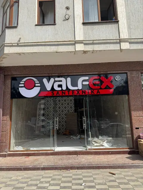 VALFEX santexnika: вывеска-короб с объёмными буквами и логотипом над витриной магазина сантехники